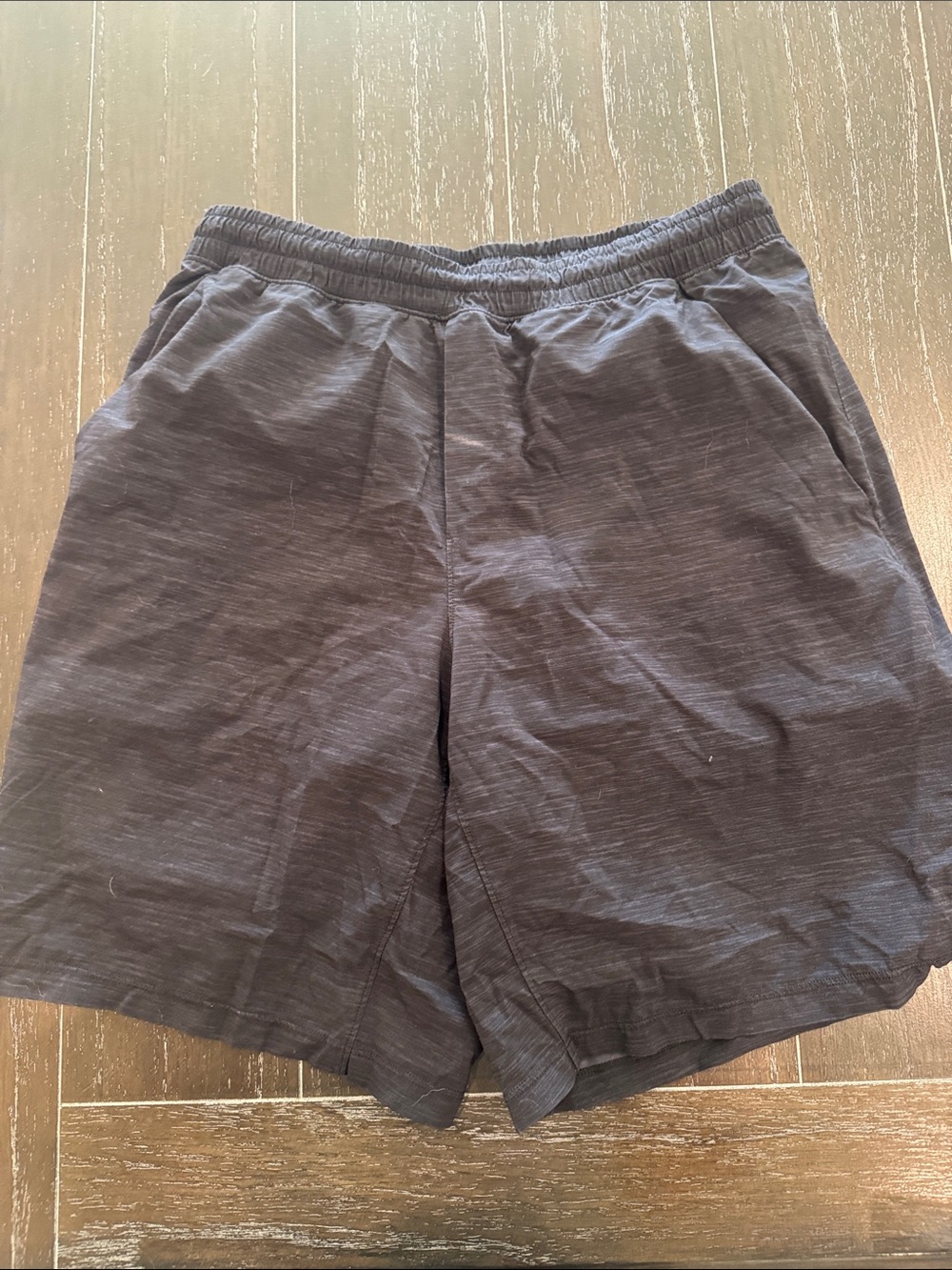 lululemon athletica Men's black heather Elastic-Waist Athletic Shorts w/ liner